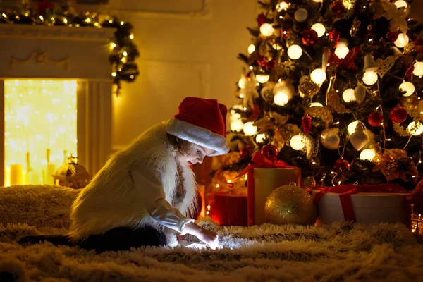 Fille avec tablette près de l'arbre de Noël — Photo
