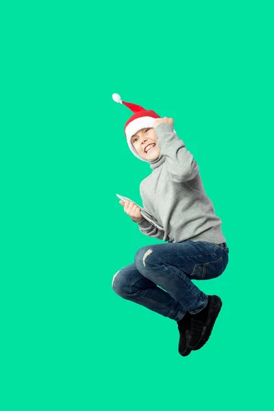 Garçon excité dans le chapeau de Noël — Photo