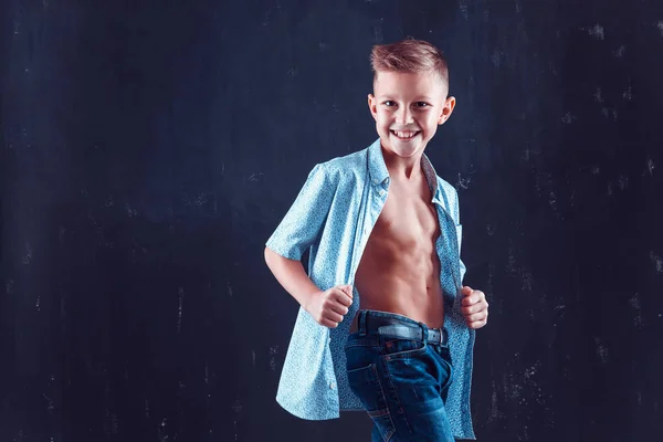 Garoto sorridente em camisa e jeans — Fotografia de Stock