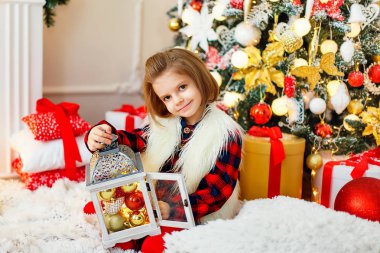 Noel ağacının yanındaki kız