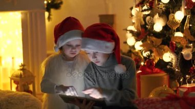 Noel ağacı yakınındaki gelen heyecanlı çocuk