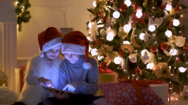 Noel ağacı yakınındaki gelen heyecanlı çocuk