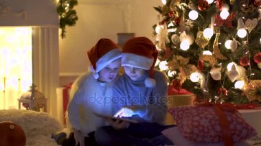 Noel ağacı yakınındaki gelen heyecanlı çocuk