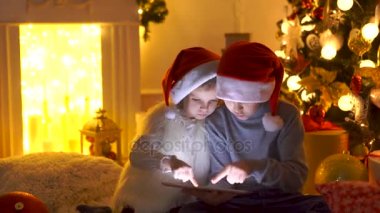 Noel ağacı yakınındaki gelen heyecanlı çocuk