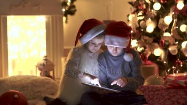 Noel ağacı yakınındaki gelen heyecanlı çocuk