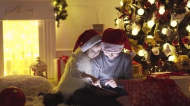 Noel ağacı yakınındaki gelen heyecanlı çocuk