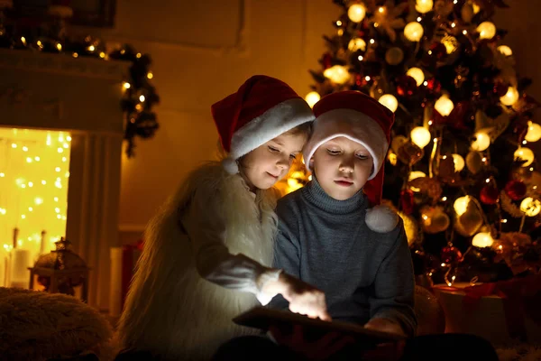 Noel ağacı yakınındaki gelen heyecanlı çocuk — Stok fotoğraf