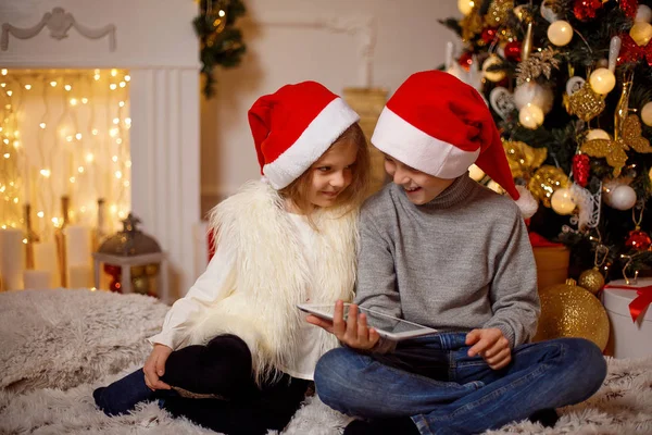 クリスマス ツリーの近くの興奮した子供 — ストック写真