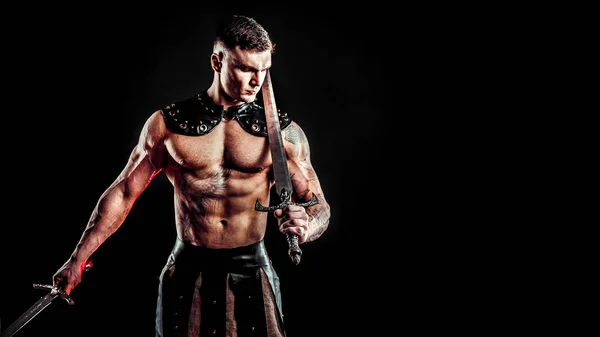 Kılıçlı, deri kostümlü bir barbar.
