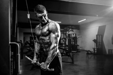 Triceps için egzersiz yaparak genç vücut geliştirmeci
