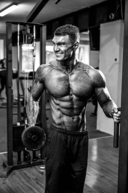 Pazı için egzersiz yaparak genç vücut geliştirmeci