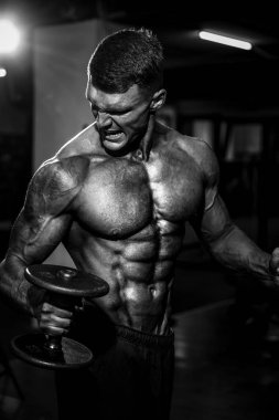 Pazı için egzersiz yaparak genç vücut geliştirmeci