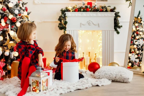 Дівчата відкривають різдвяні подарунки — стокове фото