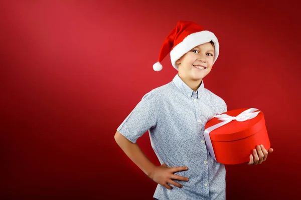 Niño con caja de regalo —  Fotos de Stock