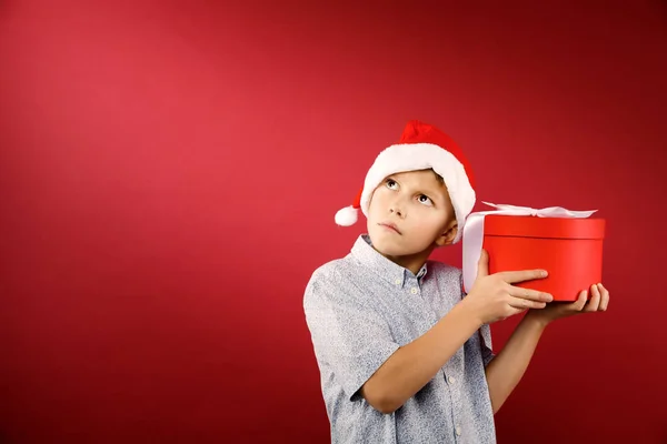 Niño sosteniendo caja de regalo —  Fotos de Stock