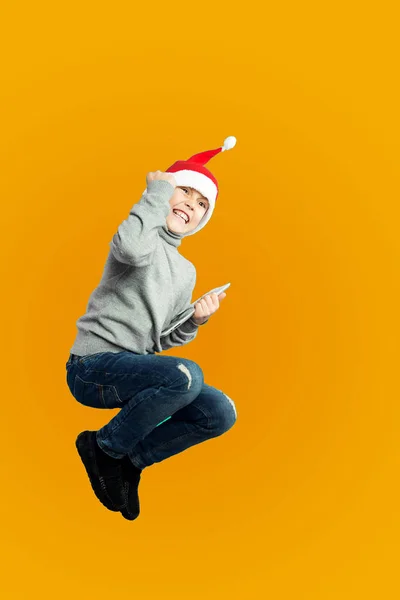 Podekscytowany chłopiec w Boże Narodzenie kapelusz — Zdjęcie stockowe