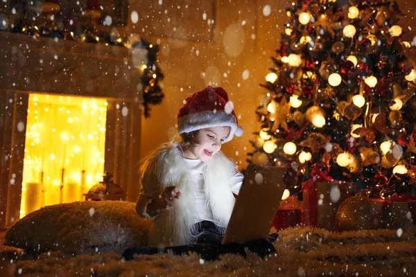 Κορίτσι με tablet κοντά στο χριστουγεννιάτικο δέντρο — Φωτογραφία Αρχείου