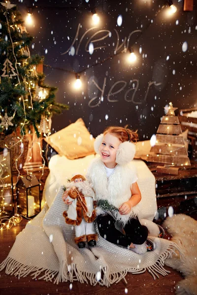 Glad tjej med leksak Santa — Stockfoto