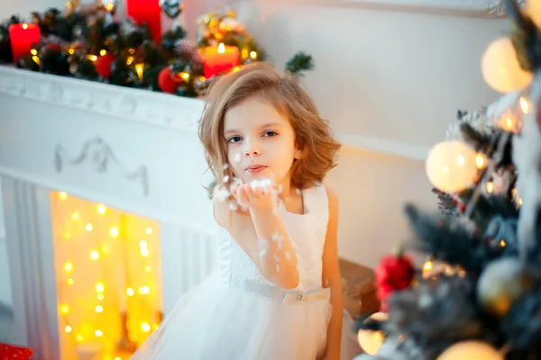 Дівчина з різдвяними прикрасами — стокове фото