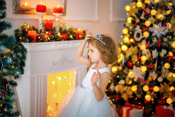 Маленька дівчинка позує в сукні біля дзеркала — стокове фото