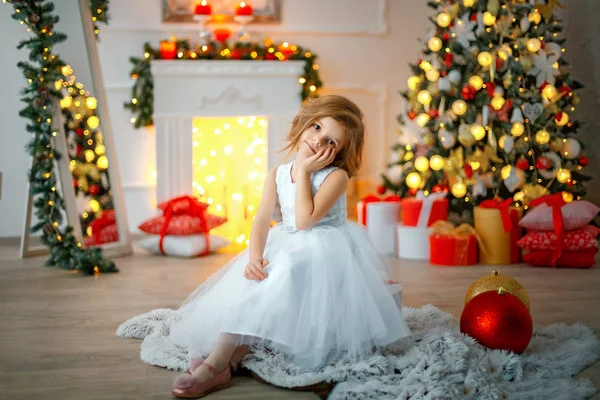 Omtänksamt flicka sitter i jul inredda rum — Stockfoto