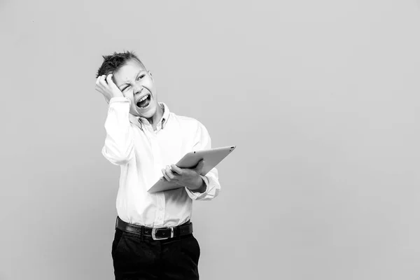 Furioso chico posando con la tableta — Foto de Stock