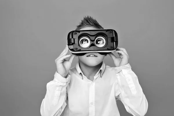 Niño mirando a la cámara a través de gafas VR — Foto de Stock