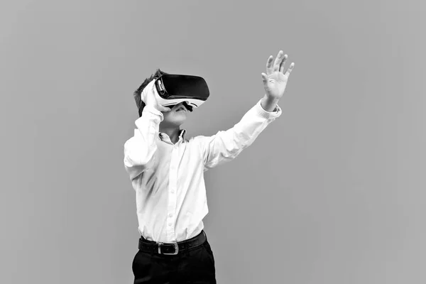 Chico excitado estando en realidad virtual — Foto de Stock
