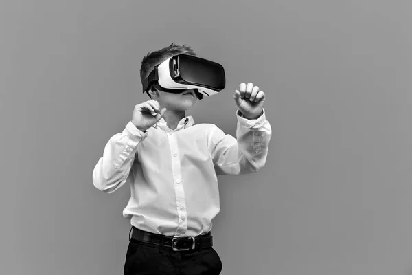 Захоплений хлопчик перебуває у віртуальній реальності — стокове фото