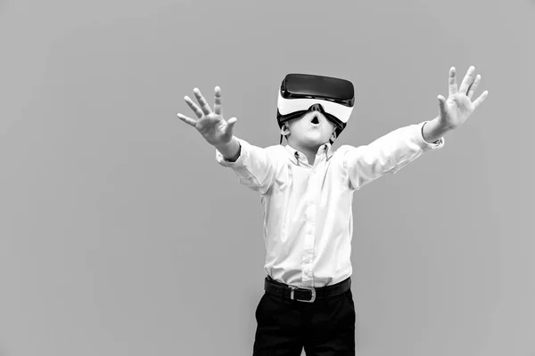 Захоплений хлопчик перебуває у віртуальній реальності — стокове фото