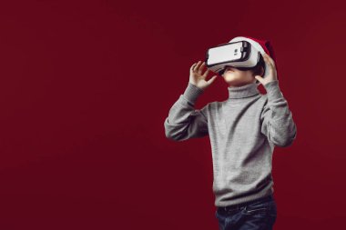 VR kask ile oynayan çocuk