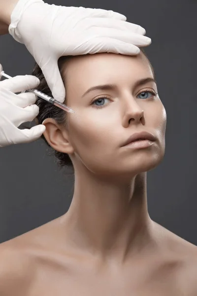 Portret młodej białej kobiety, która otrzymuje wstrzyknięcie kosmetyczne — Zdjęcie stockowe