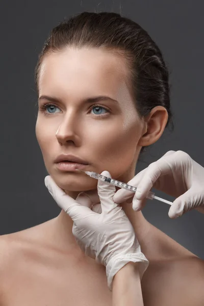 Портрет молодой кавказки, получающей косметическую инъекцию — стоковое фото