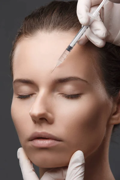 年轻白人妇女接受化妆品注射的肖像 — 图库照片