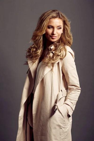Chica sexy con pelo largo y rubio en abrigo de piel beige —  Fotos de Stock