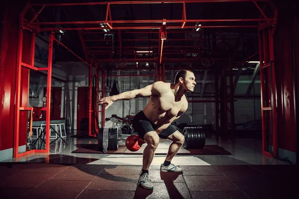 Фітнес Kettlebells гойдалки тренування людина тренування в спортзалі — стокове фото