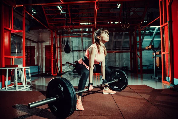 Weibliche Fitness beim Kreuzheben mit Hantelstange — Stockfoto