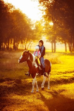 Anne ve kızı bir binicilik