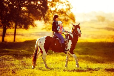 Anne ve kızı bir binicilik