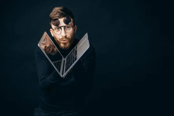 Aufgeregter Mann mit Brille und Laptop — Stockfoto