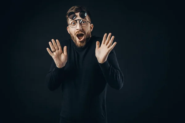 Εκφραστική άνθρωπος στην αναστροφή γυαλιά — Φωτογραφία Αρχείου