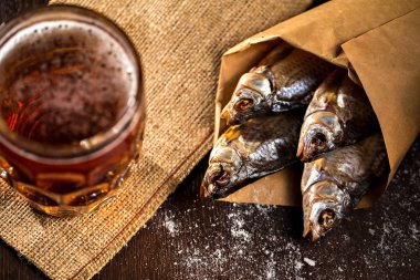 Balık ve vintage bardak bira siyah bir zemin üzerine kurutulmuş