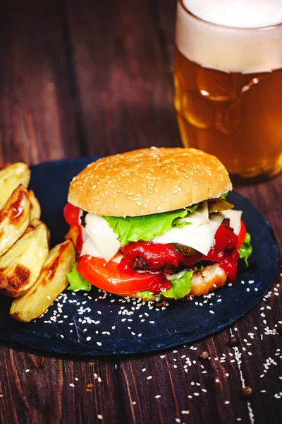 Hamburguesa casera deliciosa y deliciosa con lechuga y — Foto de Stock