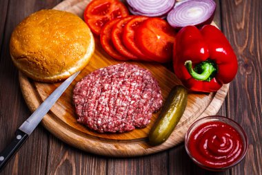 Ham zemin sığır eti hamburger biftek pirzola ile baharat, peynir