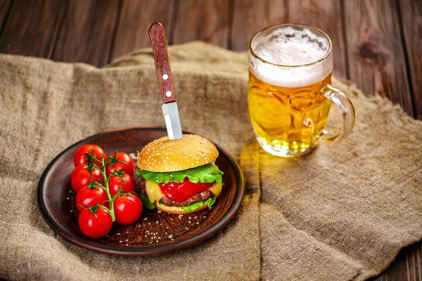 Hamburguesa de carne casera y verduras frescas en plato de arcilla con vidrio — Foto de Stock