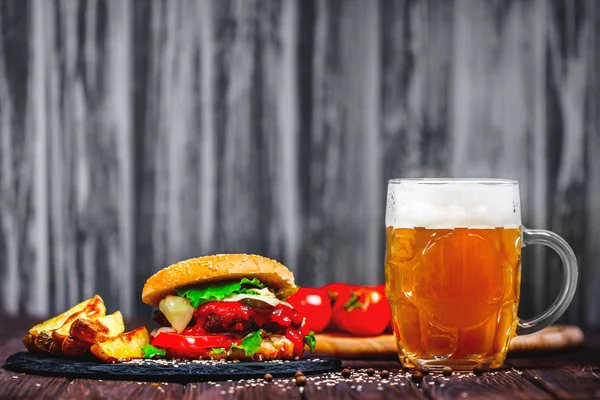 Hamburguesa casera deliciosa y deliciosa con lechuga y — Foto de Stock