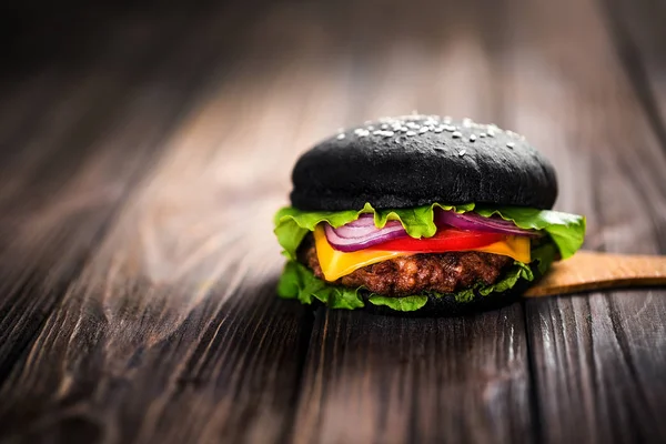 W domu czarny Burger z serem. Cheeseburger z o szkockich — Zdjęcie stockowe