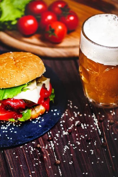Huisgemaakte watertanden, heerlijk rundvlees hamburger met sla en — Stockfoto
