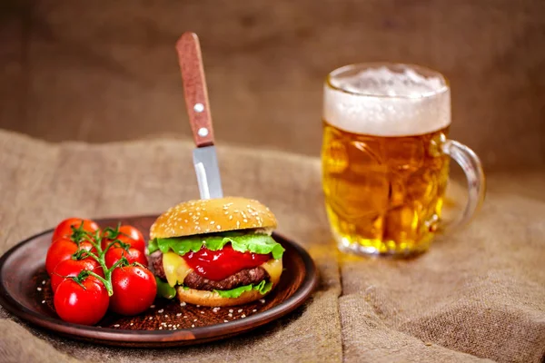 Hamburguesa de carne casera y verduras frescas en plato de arcilla con vidrio —  Fotos de Stock