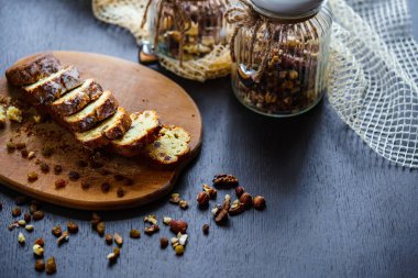 Kuru üzüm ve fındık ile pişmiş ekmek